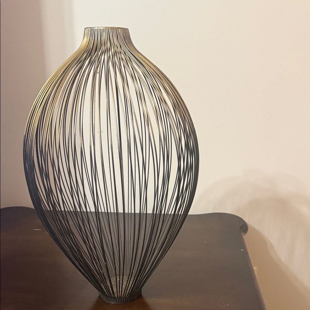 Elegant Black and Gold Wire Vase